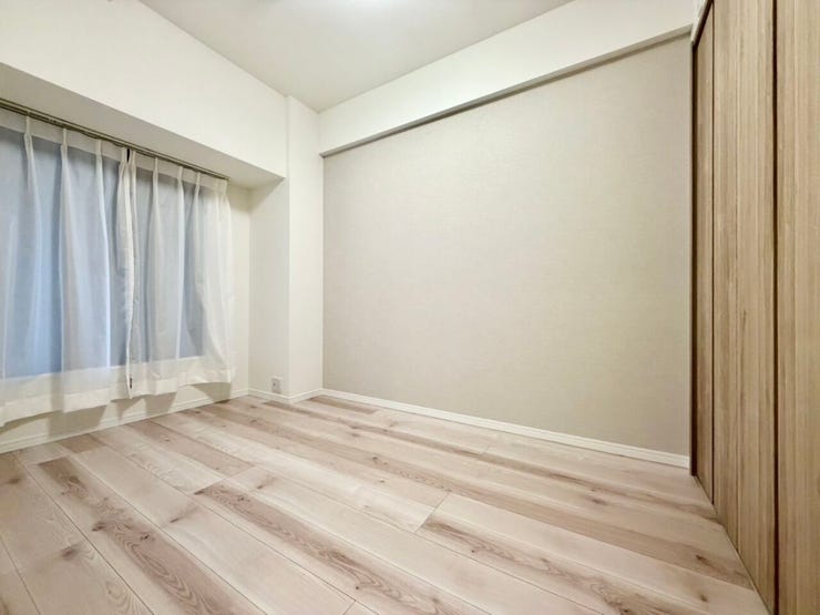 明るい色合いのフローリングは、お部屋全体を広く、清潔感のある印象に見せてくれます!どんなインテリアにも合わせやすそうですね♪
