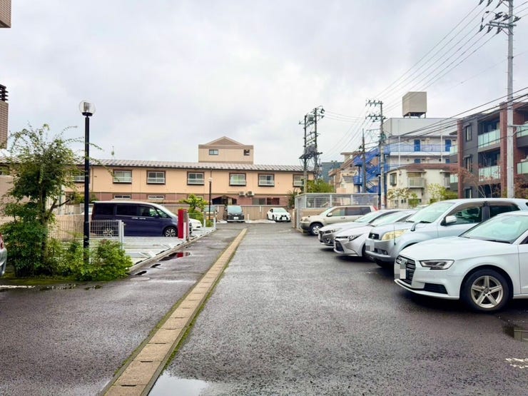 敷地内駐車場は機械式と平面タイプがございます。空き状況は要確認になります。