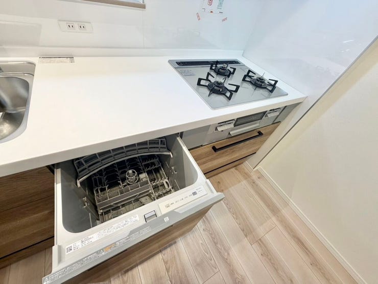 食器洗乾燥機付きで、ご家族分の食器もピカピカに!後片付けもラクラクこなせて、日々の生活に欠かせない便利設備♪環境にも手にも優しいのが嬉しいですね!