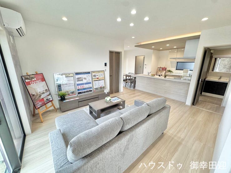 ■安らぎと笑顔の中心地■陽光が優しく降り注ぎ、会話が自然と弾む。ここでは、毎日が特別な時間へと変わります。