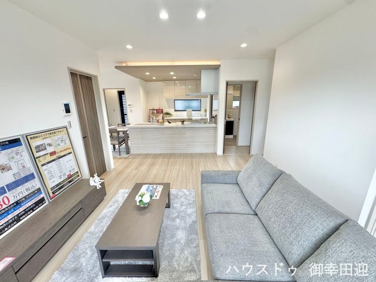 ■安らぎと笑顔の中心地■陽光が優しく降り注ぎ、会話が自然と弾む。ここでは、毎日が特別な時間へと変わります。