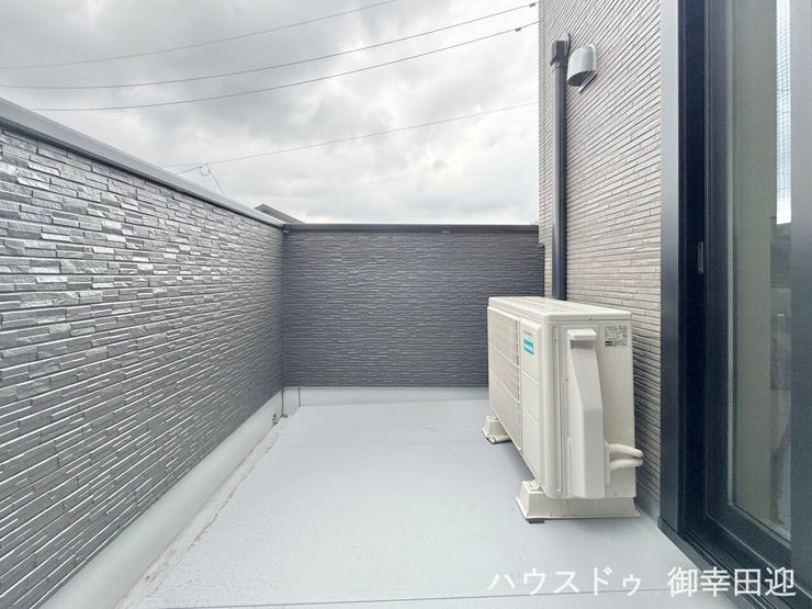 ■空の下の開放的な特等席■日光浴や読書、外の空気を感じながらリフレッシュ。暮らしを豊かにする、もう一つの心地よい空間です。