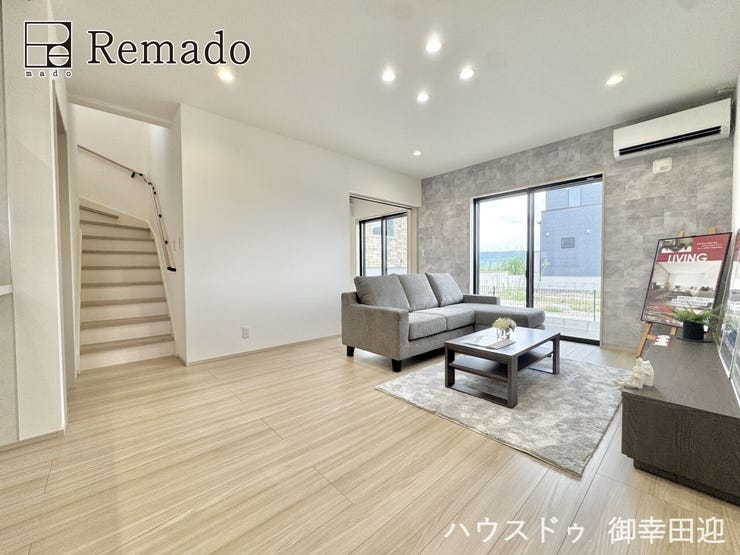 【リビング】
■家族の笑顔が集う中心地■お気に入りの家具を迎え、窓からは心地の良い光が差し込みます。