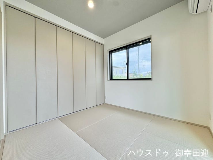 ■1階4.5帖和室■ゲストをもてなし、昼寝や家事にも使える、畳のぬくもりが心地よい多目的万能スペース。