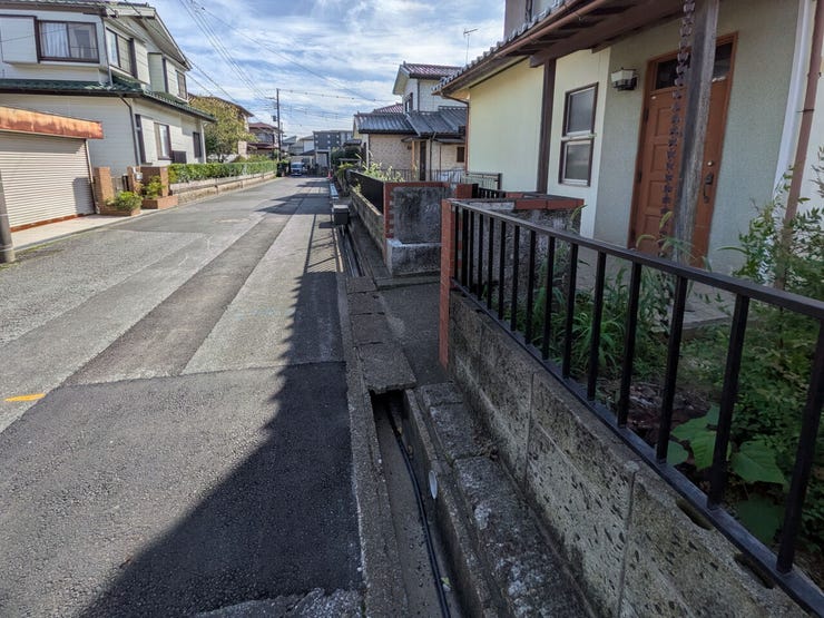 前面道路の幅員約6M、車両の出し入れが余裕です♪