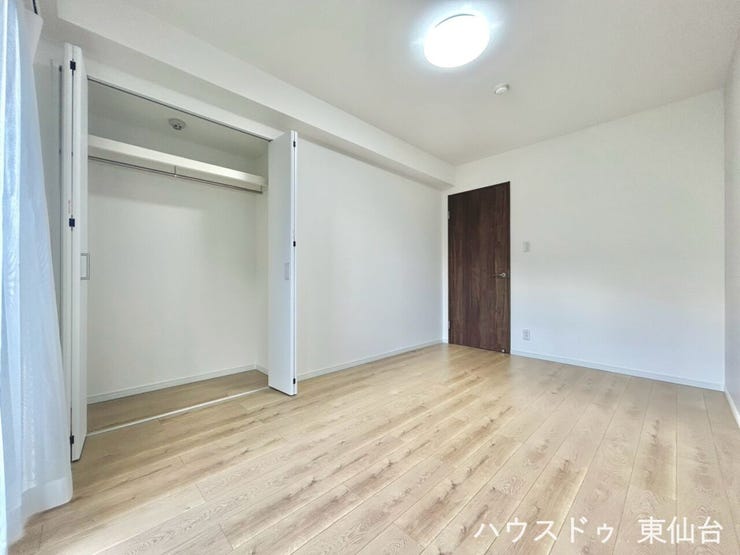 自然光がしっかり入る、気持ちのいい明るさの洋室です。