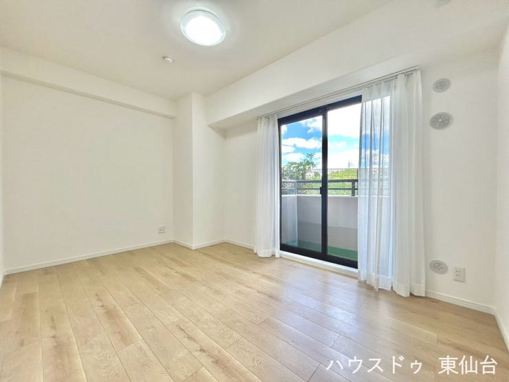 白×木目の組み合わせで、飽きのこないデザイン。