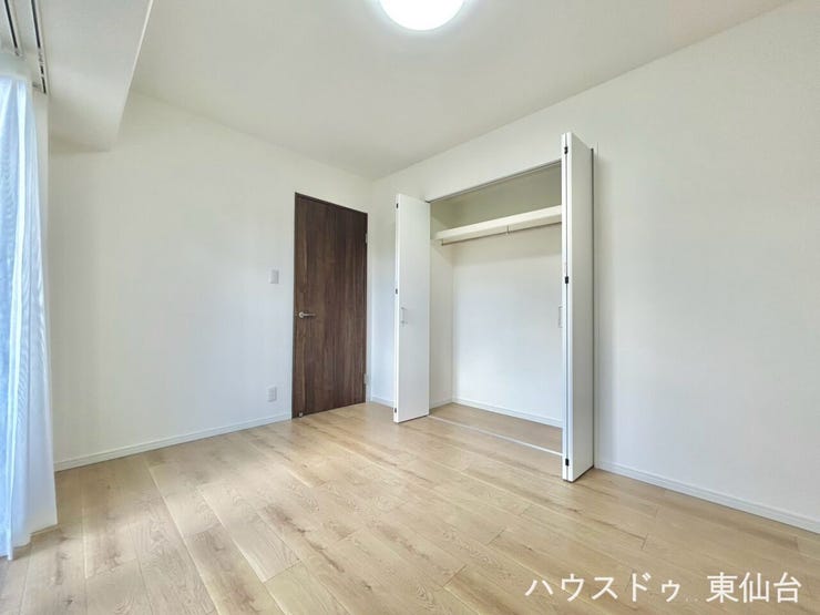 扉の木目が空間に柔らかさをプラス。