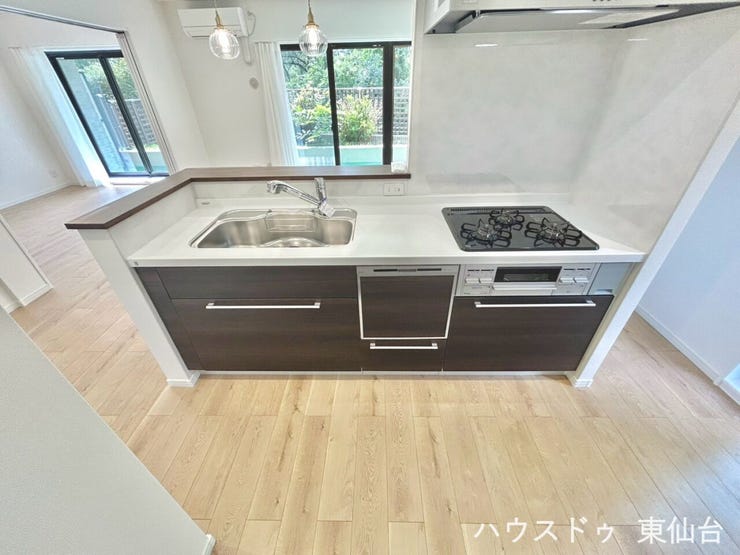 モノの出し入れがしやすいスライド式の収納を採用しています♪
暮らしの相棒ビルトイン食洗器付き♪