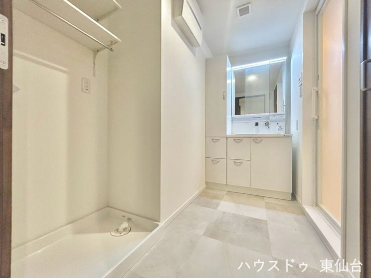 うれしい三面鏡♪細かいものが増えがちな水回りに豊富な収納がうれしいですね♪
毎朝を快適に迎えられそうです♪