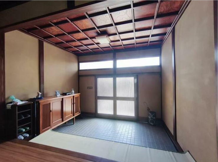 広々とした玄関土間と趣のある佇まい。