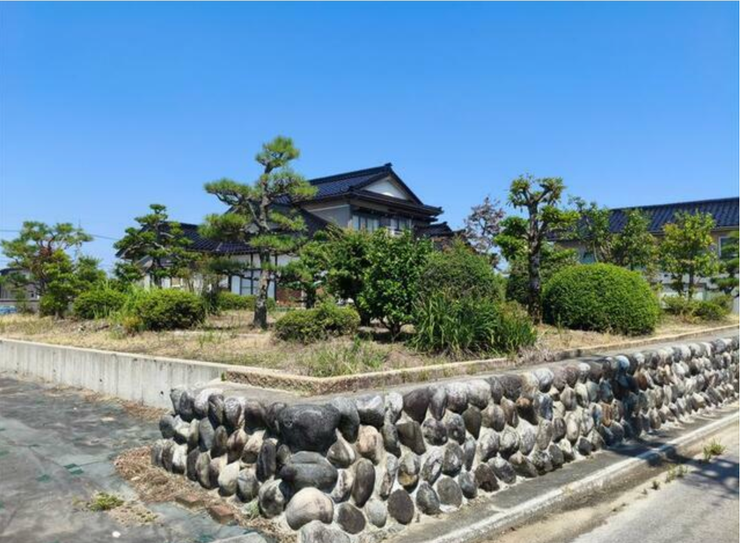 趣のある石垣が印象的な、昔ながらの佇まい。古き良き住まいの雰囲気を残した一邸です。
