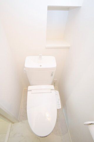 温水洗浄便座トイレ。新素材により、気になる便座もサッとひとふきでキレイになります。※施工事例