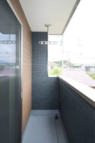 屋根付きバルコニーで急な雨で洗濯物が濡れにくい設計!天井吊りパイプで足回りもすっきり♪※施工事例