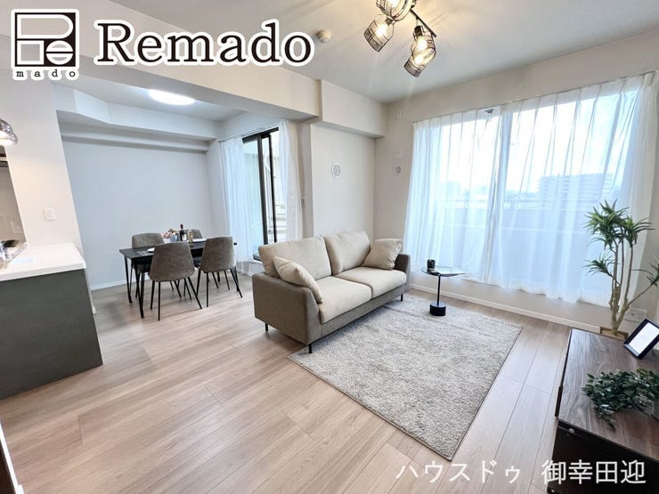 【リビング】
■家族の笑顔が集う中心地■お気に入りの家具を迎え、窓からは心地の良い光が差し込みます。