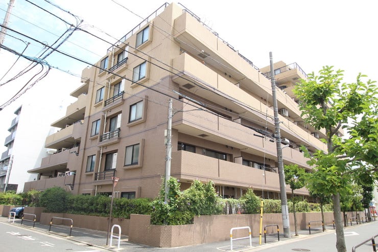 【外観】
落ち着いた色合いの7階建てマンションです。