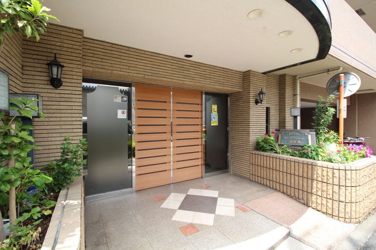 エントランスへと導いてくれるアプローチ。きっとその先にも素敵な空間が広がっているんだろうなと期待が膨らみます。