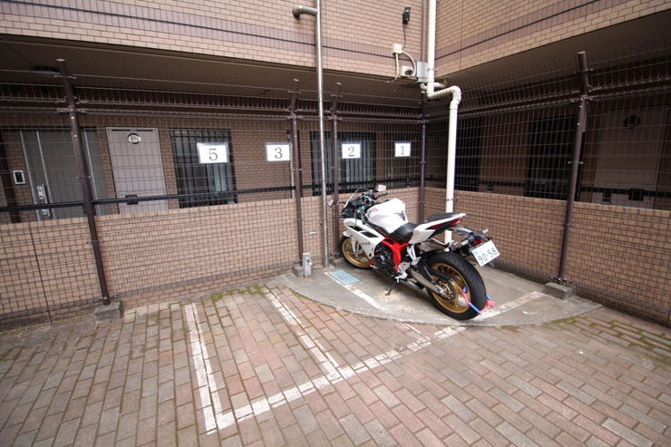 【バイク置場】広さがしっかり確保されているので大型バイクも安心です。