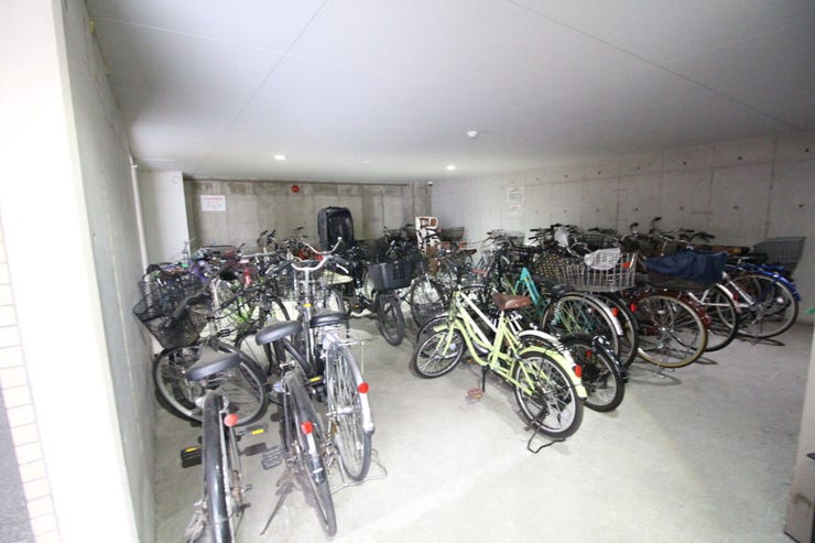 【駐輪場】広さがしっかり確保された、敷地内駐輪場。屋内なので雨や風から守ってくれます。