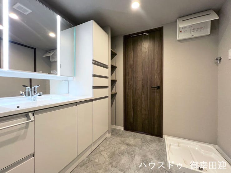 ■清々しいリフレッシュ空間■自分を磨き、気持ちを切り替える。心地よい光が差し込むプライベートスペース。