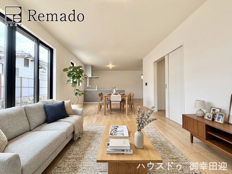 【リビング】
■家族の笑顔が集う中心地■お気に入りの家具を迎え、窓からは心地の良い光が差し込みます。※CGで家具を配置しています。