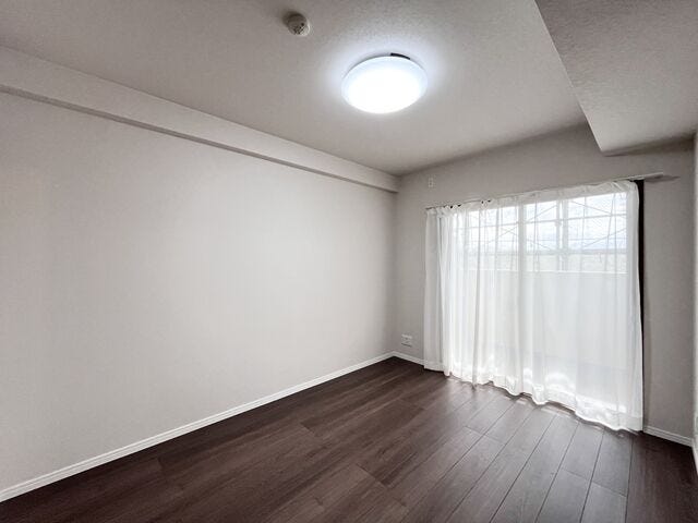 6.1帖洋室:バルコニーに面しているため日当たり良好です。