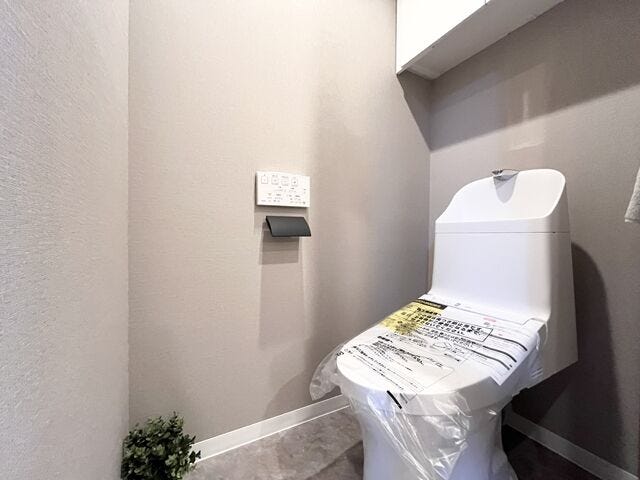 トイレ:ウォシュレット付のトイレになります。ペーパーホルダーも1つ付いています。