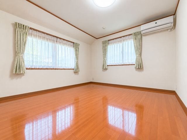 2面採光で明るく開放感のある2階洋室。ゆとりある広さで、主寝室や子ども部屋として快適に使える空間です。
※実際の写真から家具等を消すCG加工をしています。