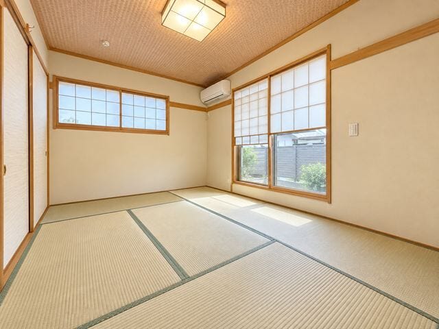 陽当たりの良い落ち着いた和室。畳ならではの心地よさがあり、客間やくつろぎスペースとして幅広く活用できます。
※実際の写真から家具等を消すCG加工をしています。