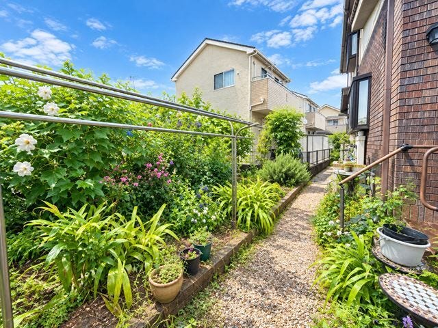 四季折々の草花を楽しめる、緑豊かなお庭。ガーデニングや家庭菜園など、自然を身近に感じながら楽しめる空間です。