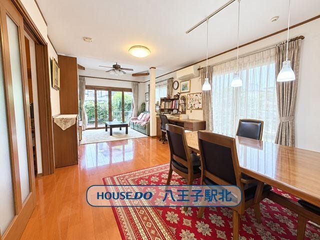 【リビング】
大きな窓からたっぷりの陽光が差し込む、明るく開放的なLDK。ダイニングとリビングをゆったり使える広々とした空間です。
※実際の写真から家具等を消すCG加工をしています。