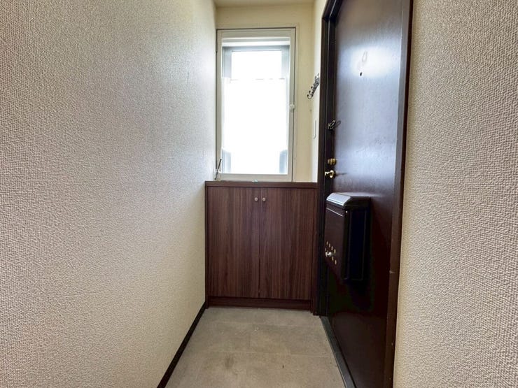 ≪玄関≫
窓付きで採光があり、明るい玄関です。