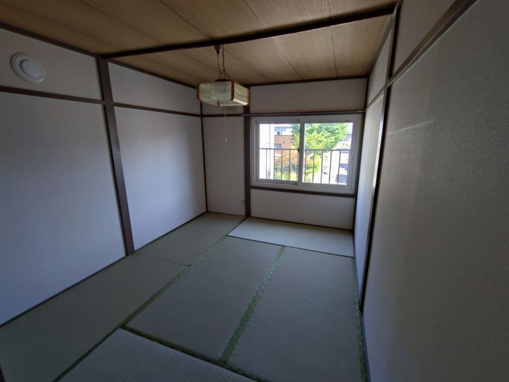 窓から光が差し込む、明るく機能的なキッチンスペース。