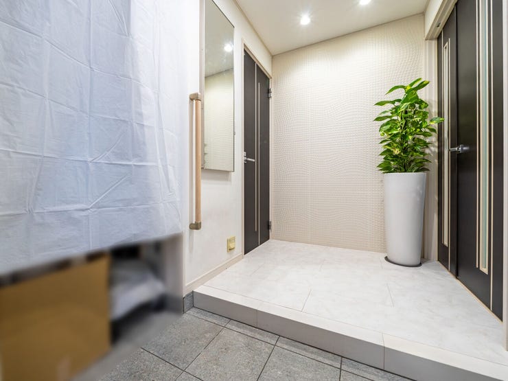 床やクロスなど細部まで丁寧に選ばれた、注文住宅ならではの玄関。