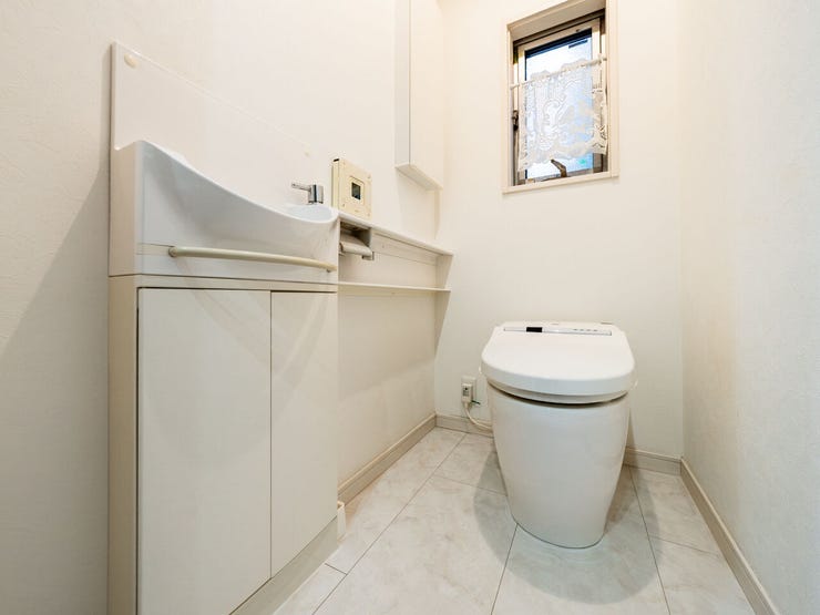 手洗いスペース付きのトイレ。トイレは2か所に設置されているため、家族で重なりやすい時間帯も安心。