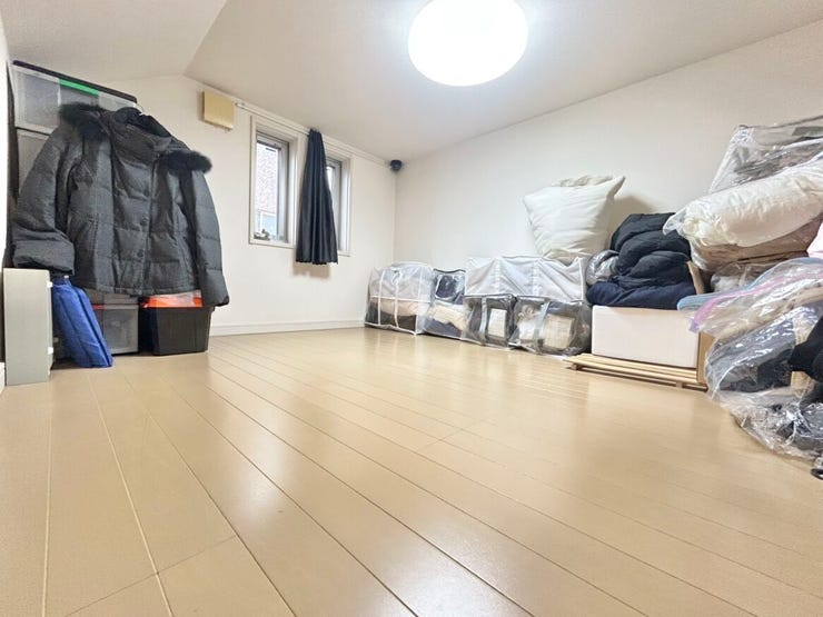 4.7帖洋室のロフト部分。24時間換気や窓もあるので通気性も確保されています。