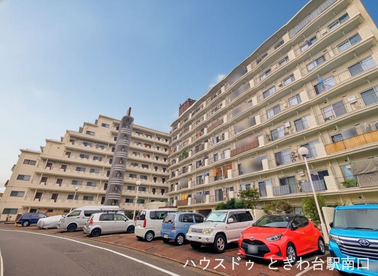 【外観】
総戸数111戸を誇る「カーサ常盤台」の堂々たる外観。シンボリックな螺旋階段が目を引く大規模マンションです。