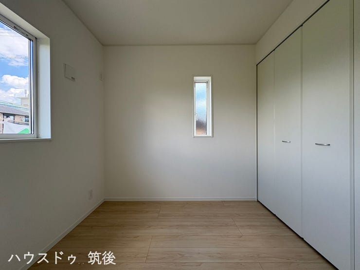 【2面採光・壁面収納完備】大きな窓と縦スリット窓から光が入る明るい4.5帖洋室!折れ戸式の大型収納でお部屋を広く使えます。