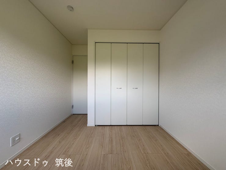 【収納豊富な5帖洋室】お部屋を広く使える大型クローゼット付きの5帖洋室!子ども部屋や書斎、趣味の部屋としても便利です。