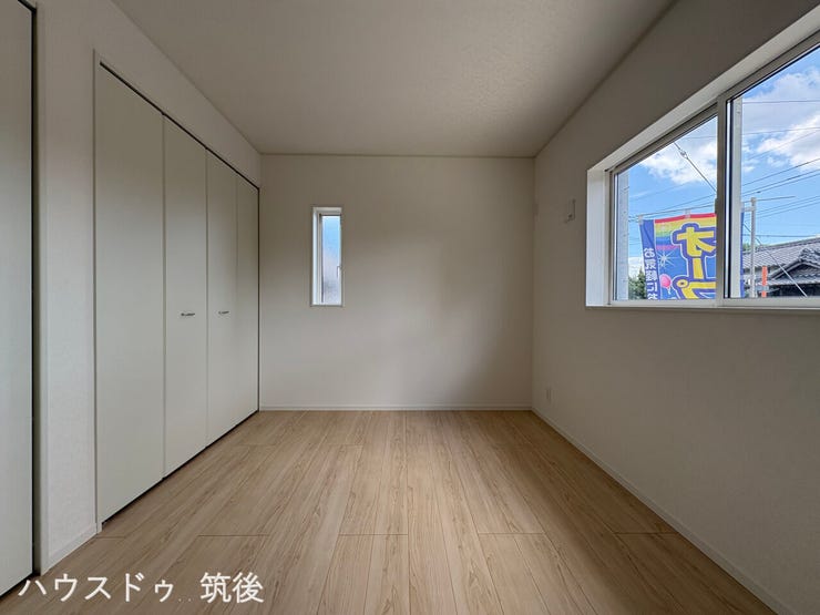 【6.5帖主寝室】大容量のクローゼットを備えた6.5帖の主寝室!2面採光で明るく風通しも良好です。