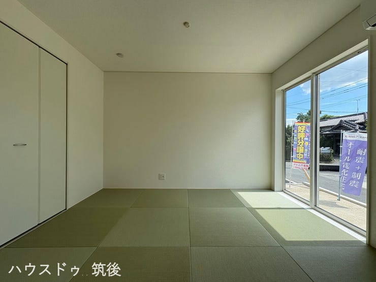 【明るい6帖和室・掃き出し窓】大きな掃き出し窓から光が入る爽やかな6帖和室!お子様の遊び場や客間としても最適です。