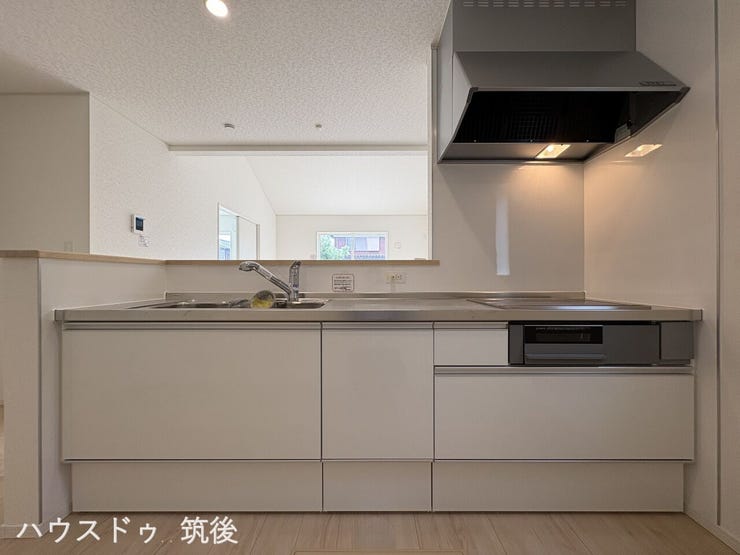 【IHクッキングヒーター採用】お手入れもしやすいIHクッキングヒーターを備えた対面システムキッチン!ご家族との会話を楽しみながら料理ができます。