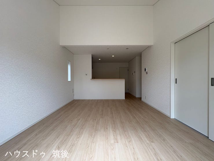 【勾配天井・対面キッチン】開放的な高天井と対面キッチンを備えた16.5帖LDK!右側には引き戸で仕切れる和室も隣接しています。