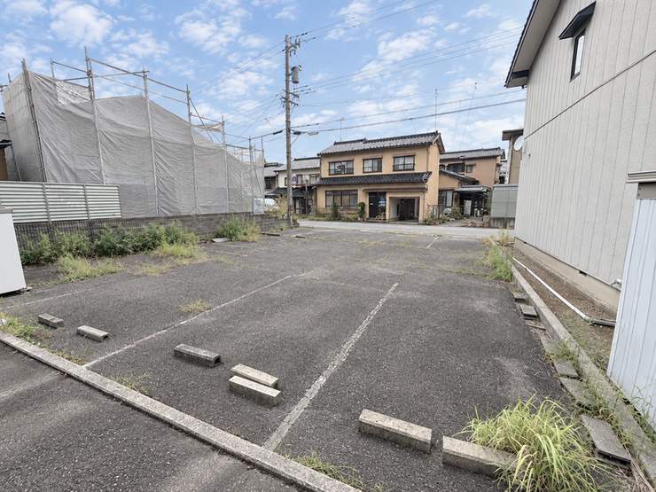 南東から見た現地です!現況でのお引渡しになります◎
