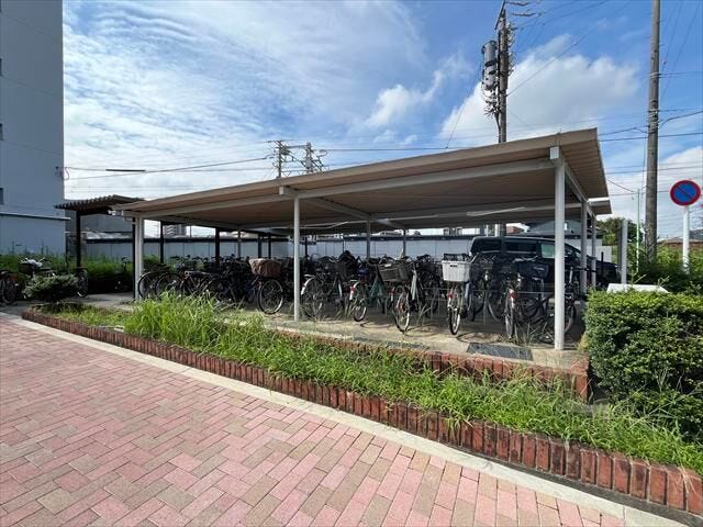 エントランス横に駐輪場が完備されています。