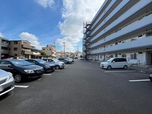 マンション北側に平面駐車場が完備されています。