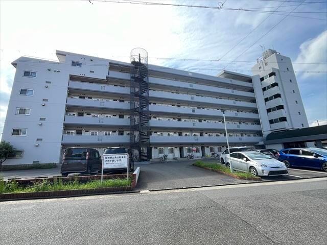 マンション北側前面道路から駐車場へ出入りができます。