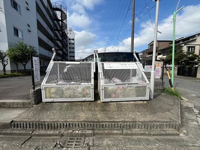 マンション北東側にゴミ置き場があります。柵が設置されていますので、カラスなどから防ぎ、ごみの散乱が防げます。