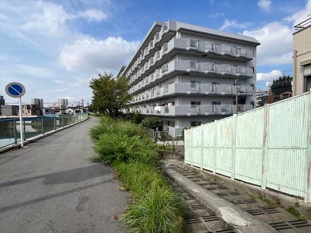 マンション南側前面道路です。東側前面道路から階段があり、川沿いへ繋がります。