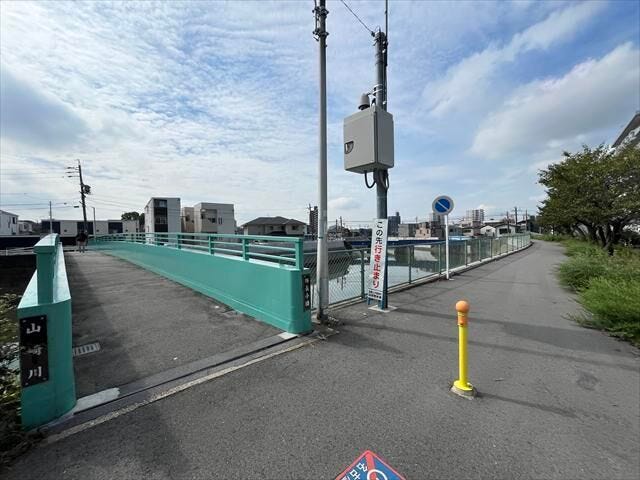 マンション前には「師長小橋」があり、山崎川を渡ることができます。